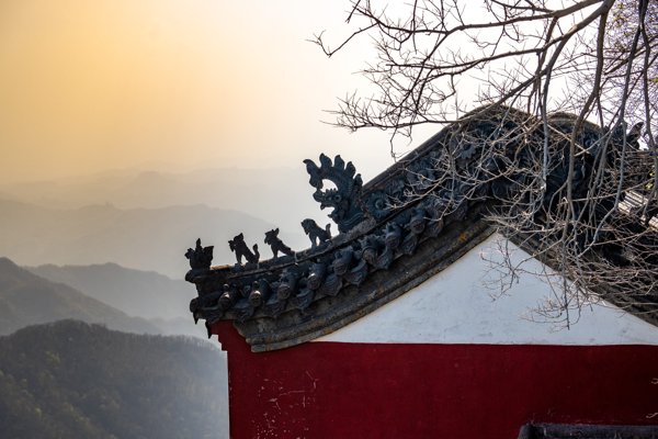山间晚光