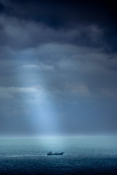 海上的光