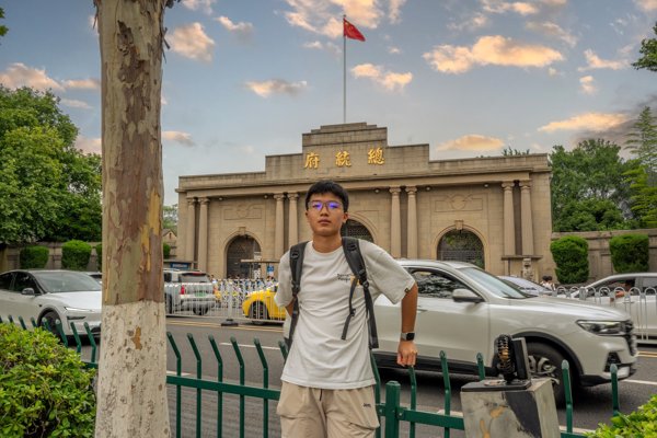门前的旅人
